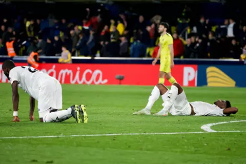 تكذيب أنشيلوتي وسخرية تيباس وليست إلزامية.. أزمة الـ72 ساعة تشعل الصراع بين ريال مدريد والليجا